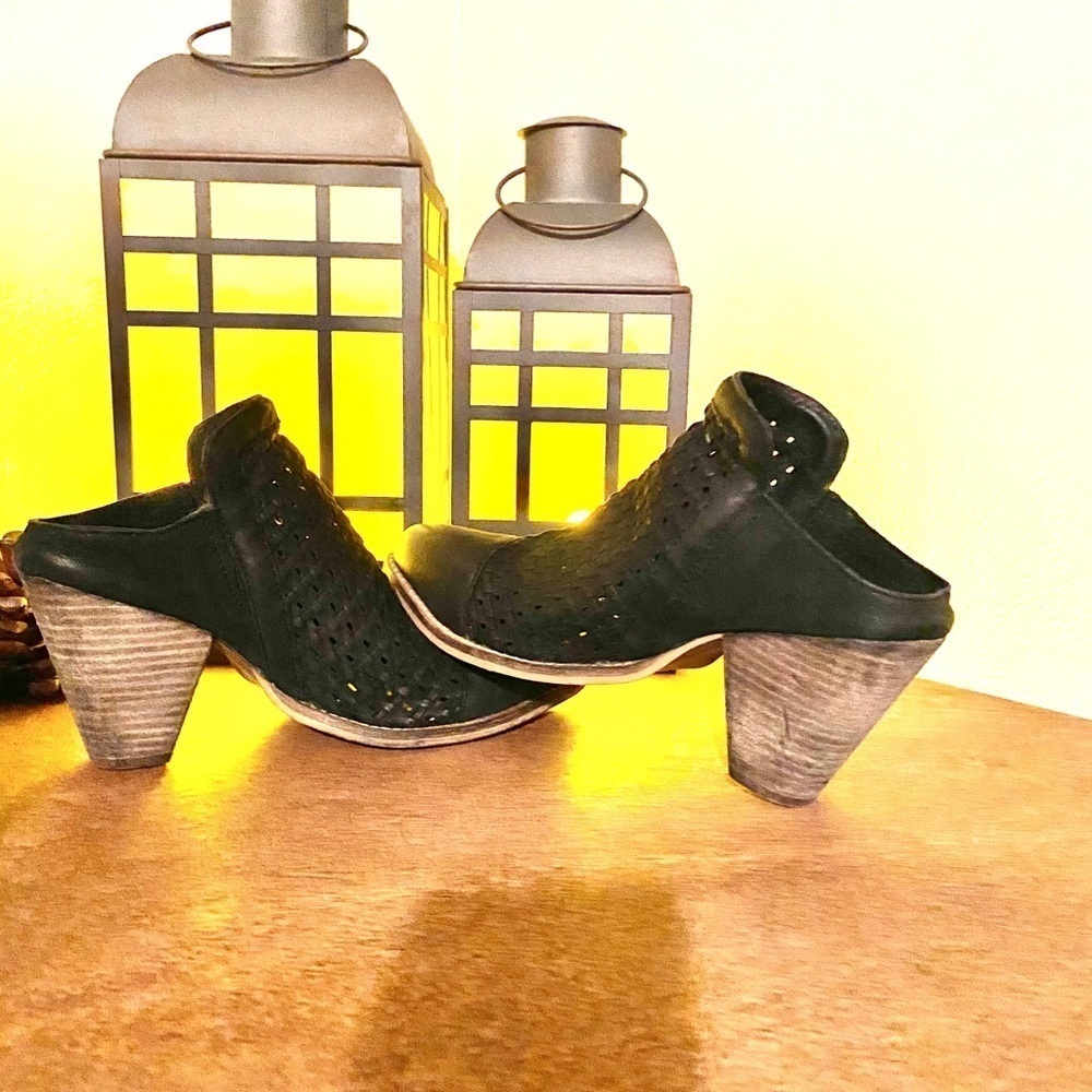 NIB-Diba True Black Leather Mules